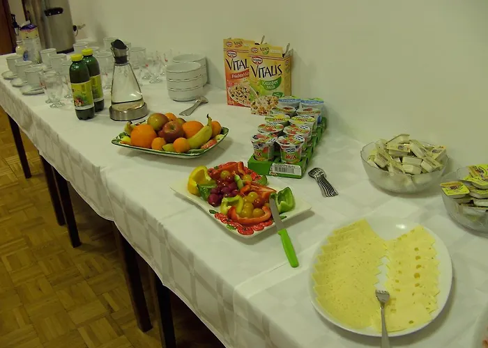 Fruehstueckspension Leopold Janu 住宿加早餐酒店 3*