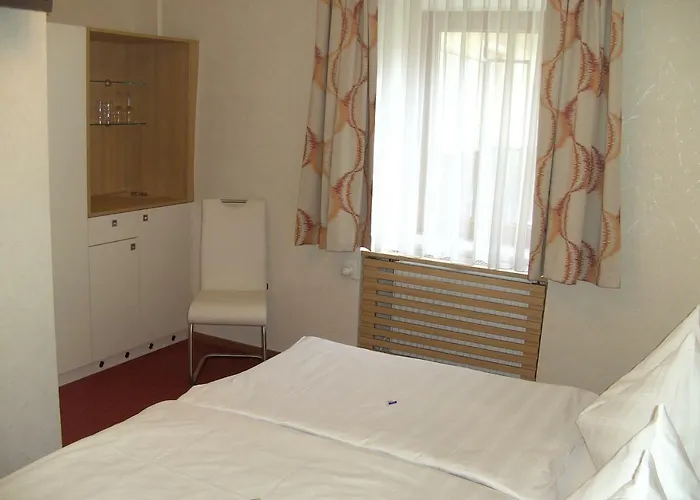 Fruehstueckspension Leopold Janu 住宿加早餐酒店